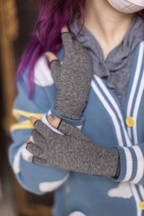 Imak Active Compression Fingerless Gloves with Grips - Image 4