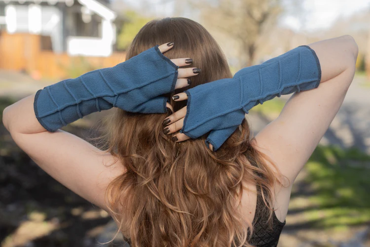 Leaf Pattern Fleece Arm Warmers - Image 9