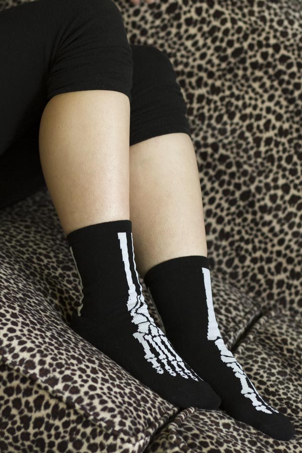 Skeleton Bones Slipper Socks - Image 3